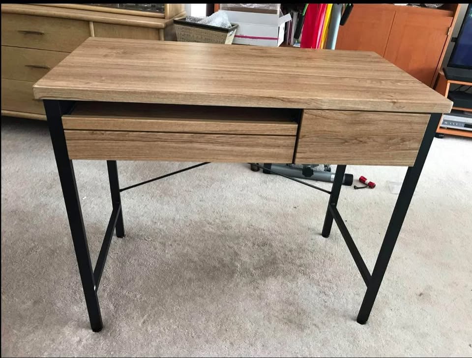 Desk with 2 drawers and 1 keyboard tray