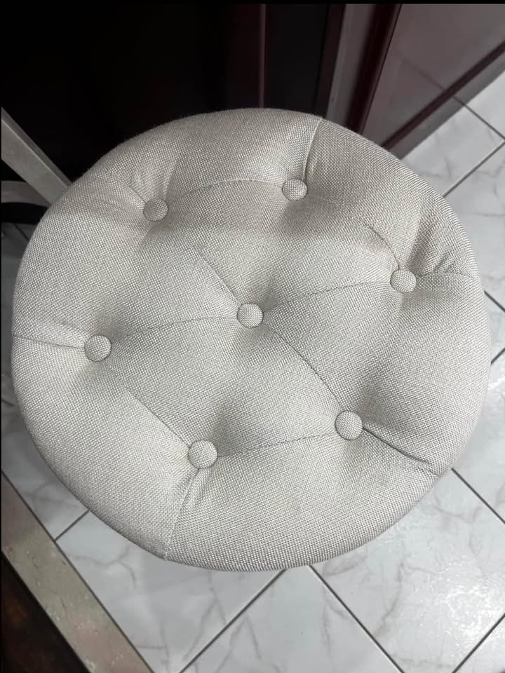 4 Brand new swivel barstools