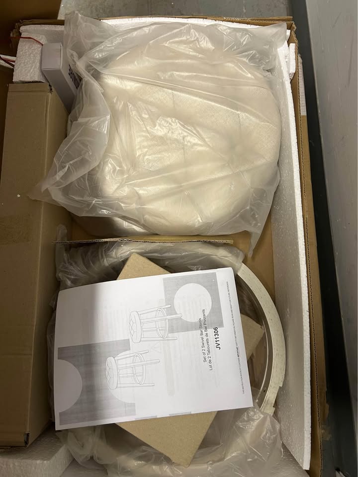 4 Brand new swivel barstools
