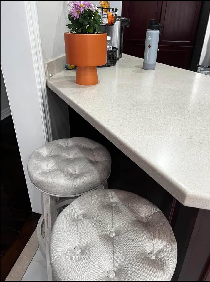 4 Brand new swivel barstools