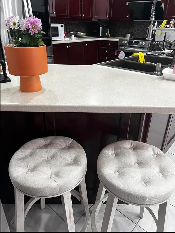 4 Brand new swivel barstools