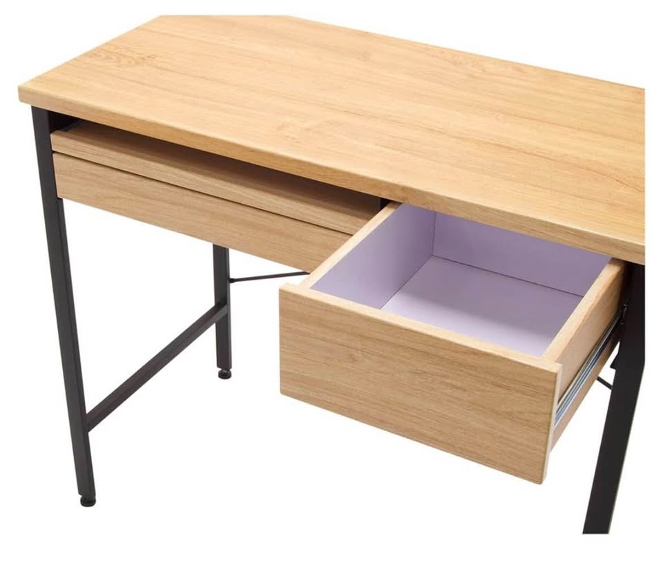 Desk with 2 drawers and 1 keyboard tray