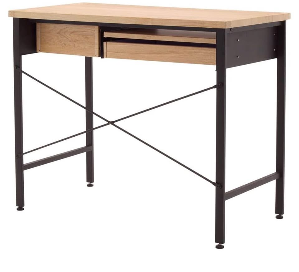 Desk with 2 drawers and 1 keyboard tray