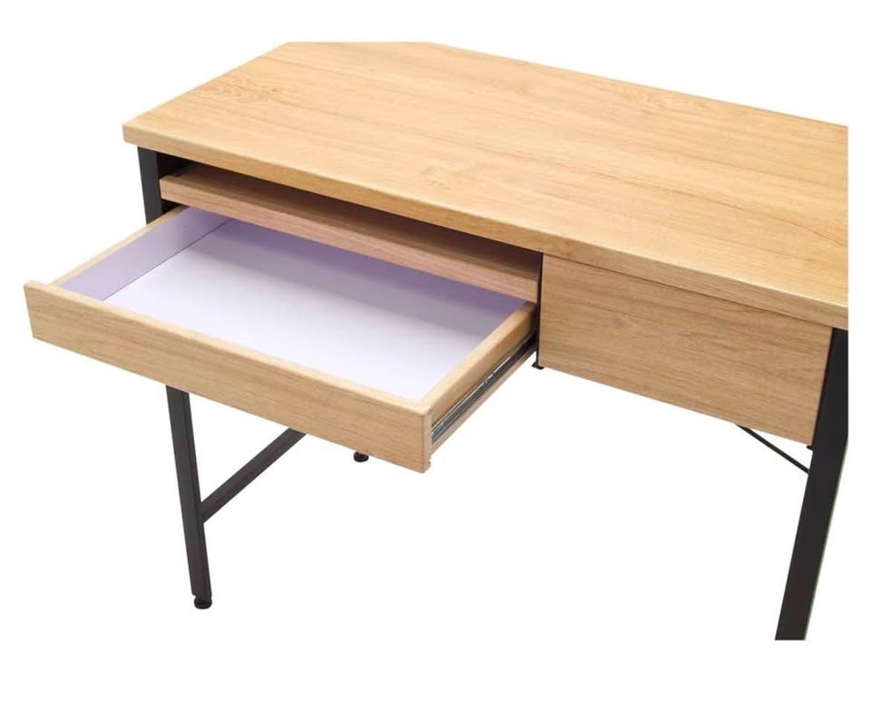 Desk with 2 drawers and 1 keyboard tray