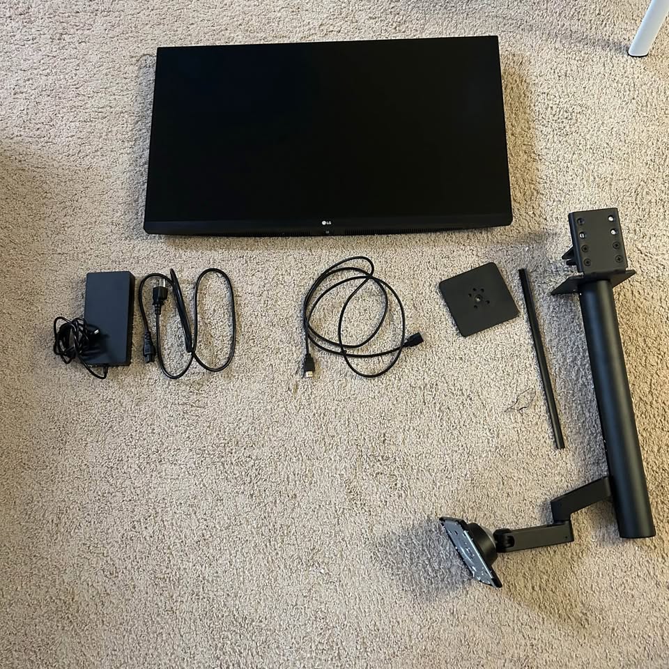 LG 32UN880-B 31.5 inch Ultrafine Display