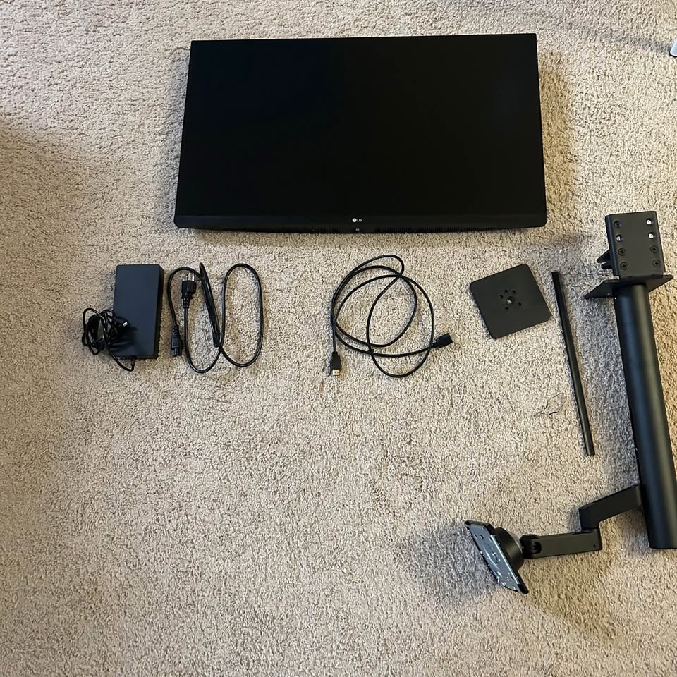 LG 32UN880-B 31.5 inch Ultrafine Display
